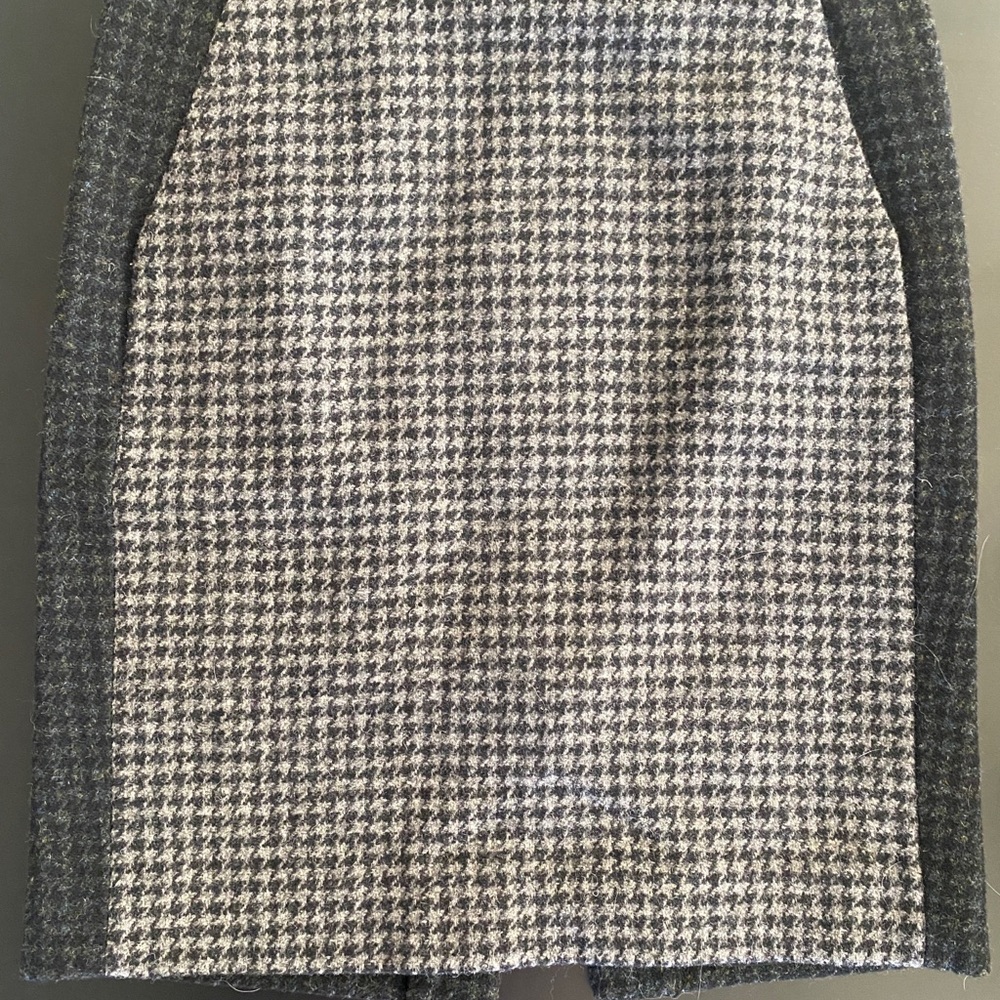 Classic Houndstooth Skirt in Black and Gray